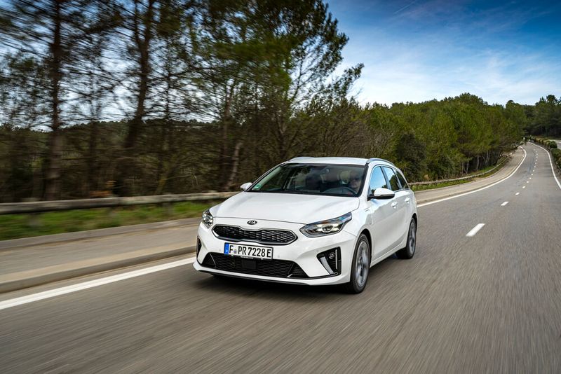 Sein 8,9-Kilowattstunden-Akku hält genug Strom für bis zu 60 rein elektrische Kilometer bereit. (Bild: Kia)