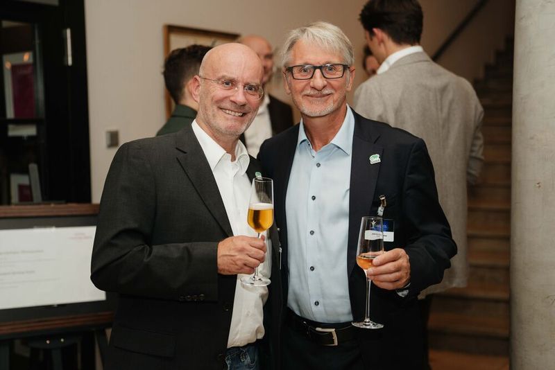 Claudius Banani (l.) und Jens-Gero Boehm von SUSE wissen schon jetzt: Wir haben gewonnen! (Bild: Manuel Emme Fotografie)