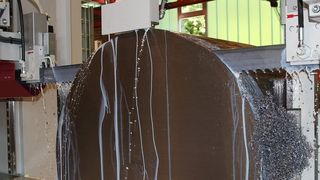 Die Hausausstellung bei Behringer hat gezeigt: Sägen ist mehr als Teile abzuschneiden! Mit welcher Technik könnte man sonst solche Stahl-Vollprofile präzise in handlichere Scheiben oder Rohre in Ringe verwandeln? Das klappt mit fast allen Materialien hoch präzise und mit relativ wenig Materialverlust. Automation und Industrie 4.0 sowie die passende Steuerungstechnik dazu gehörten zu den Highlights der Ausstellung. (Bild: Königsreuther)