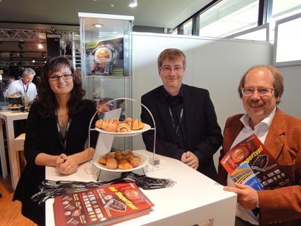 Nicole Teschen und Sönke Müller-Rohkohl, Palit, geben Mike Bartels, Pixel Systemlösungen, gerne Produktinformationen. (Archiv: Vogel Business Media)