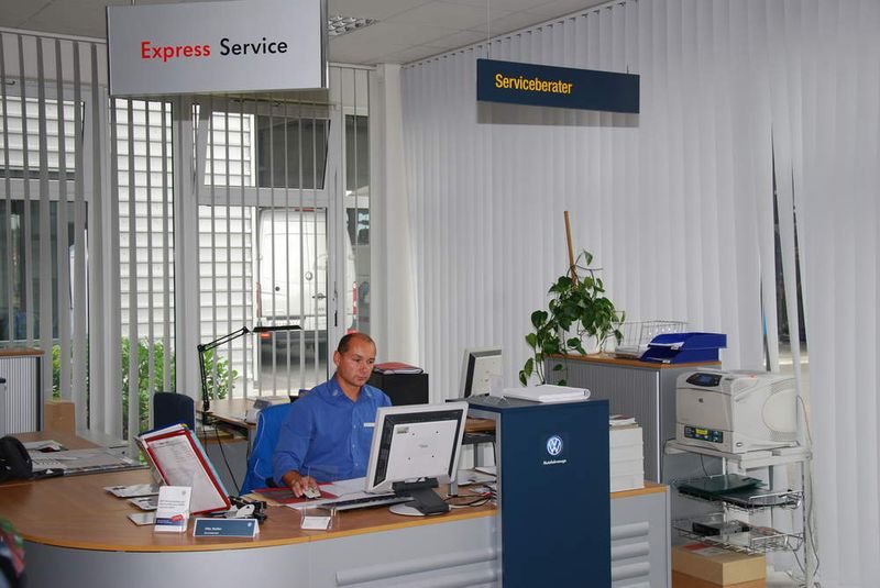 Eine eigene Annahme bietet auch Nutzfahrzeugkunden von VW schnelle und freundliche Hilfe. (Archiv: Vogel Business Media)