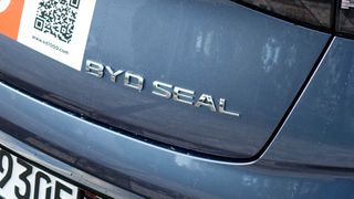 Den kommenden BYD Seal mit Plug-in-Hybrid sieht Stella Li als „Gamechanger – die Leute werden dieses Auto lieben.“ (Bild: Rosenow – VCG)