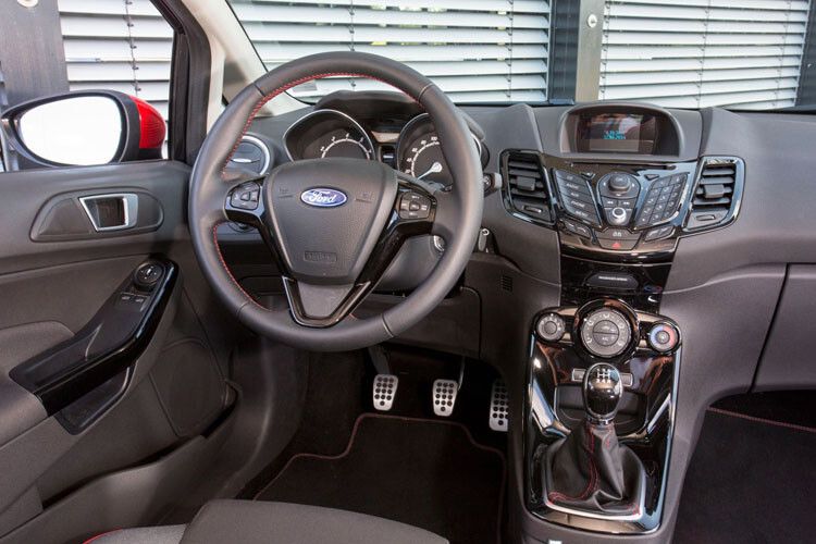 Gut ablesebare Rundinstrumente und bedienfreundlich angebrachte Schaltknöpfe prägen den Arbeitsplatz des Fahrers. (Foto: Ford)