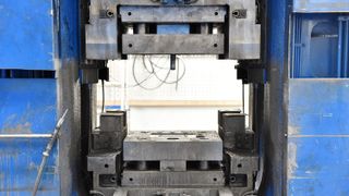 Retrofit statt Neuanschaffung: Für Unternehmen kann es sich lohnen, alte Maschinen wie diese Schmiedepresse mit neuen Sensoren auszustatten.  (Bild: Ralf Büchler für das IPH)