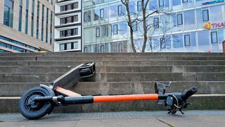 E-Scooter können zu einer gefährlichen Stolperfalle werden. (Bild: frei lizenziert )