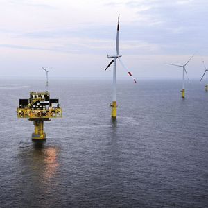 In der 900 Tonnen schweren Umspannstation von EnBW Windpark Baltic 1 wird der Strom auf Netzspannung hochtransformiert. 