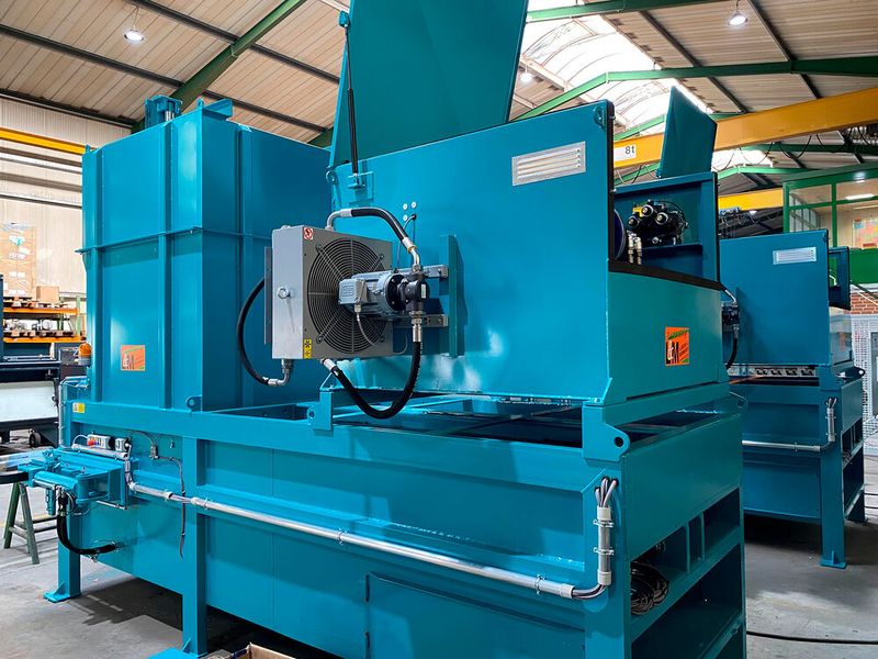 Die Verdichtungsanlage von Ludden & Mennekes wird dort eingesetzt, wo größere Mengen an Reststoffen und wiederverwertbaren Rohstoffen vor dem Transport verdichtet werden sollen. Dabei spielt die Sicherheit der Anlage eine wichtige Rolle. (Bild: Bernstein)