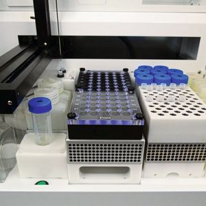 Abb.3: Offene und flexible Arbeitsfläche zur Anpassung an unterschiedliche Protokolle, unter Verwendung gewöhnlicher Laborpuffer und Reagenzien zur Minimierung laufender Kosten.(Bild:  CEM)