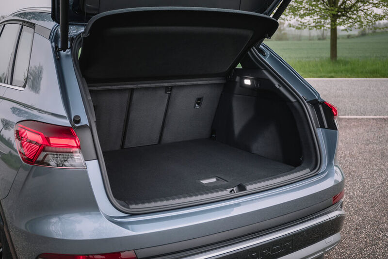 Innen erreicht der Q4 e-tron fast die Maße eines Q7. Das Kofferraumvolumen entspricht dem eines Q5. (Audi)