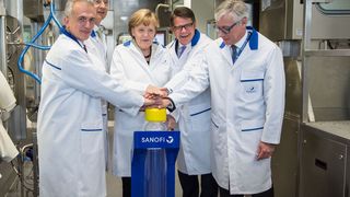 Mit einem Druck auf eine übergroße Insulinkartusche startet Bundeskanzlerin Angela Merkel Sanofis neue Hochtechnologie-Anlage für die Abfüllung steriler Arzneimittel, gemeinsam mit dem hessischen Minister für Wissenschaft und Kunst, Boris Rhein, dem CEO von Sanofi, Olivier Brandicourt, sowie dem Vorsitzenden der Geschäftsführung von Sanofi in Deutschland, Martin Siewert (Thomas Lohnes / Sanofi)