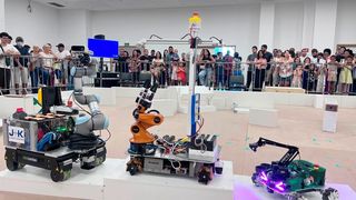 Der Robocup in Brasilien kennt einen Sieger in der Kategorie Arbeitsroboter. Einen Weltmeistertitel holte sich zum wiederholten Mal ein Team von der Hochschule Bonn-Rhein-Sieg aus Sankt Augustin. Ein System rund um einen Kuka-Roboter hat die Jury letztlich überzeugt. (Bild: B-it-bots)