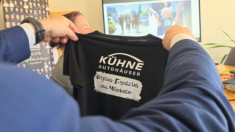 Die speziell bedruckten T-Shirts sind bei den Mitarbeitenden beliebt. (Bild: Mauritz – VCG)