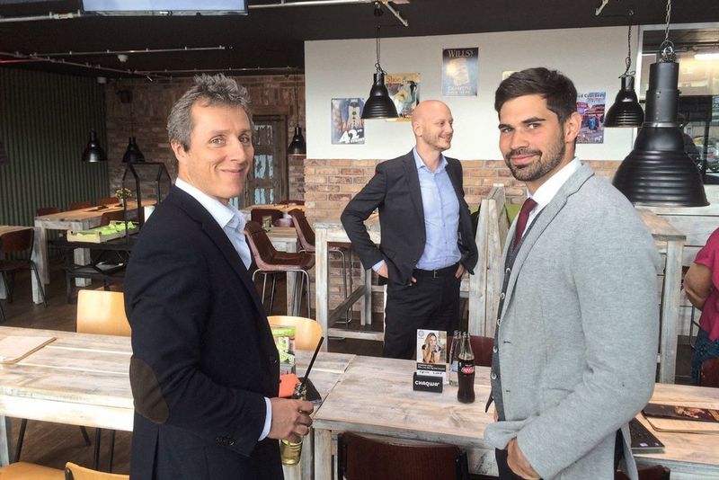 Guillaume Pelletreau (Geschäftsführer Nissan Center Euorpe; li.) und Florian Bernds (Prokurist Autohaus Bernds; re.) mit Nissan-Pressemann Oliver Franz im Burger-Laden.  (Baeuchle/»kfz-betrieb«)
