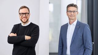 Kroschke und Santander wollen einen gemeinsamen Finanzierungs- und Zulassungsprozess als Branchenstandard etablieren. Im Bild: Philipp Kroschke, Geschäftsführender Gesellschafter bei Kroschke (l.), und Maik Kynast, Bereichsleiter Vertrieb Mobilität bei Santander Deutschland. (Bild: Santander Deutschland/Kroschke)
