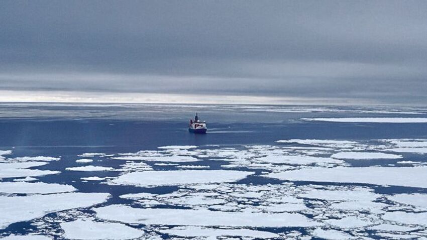 Mit dem Forschungsschiff Polarstern waren die Forschenden im südlichen Polarmeer unterwegs und nahmen Wasserproben, die sie auf kleinste Mikroplastikpartikel untersuchten. (Bild: Clara Leistenschneider, Universität Basel)