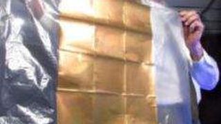 Steven Novack, Physiker am Idaho National Laboratory, mit einem Prototyp der Nanoantennen-Folie.  (Foto: inl.gov)