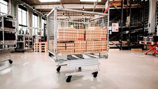 Auch Gitterboxen lassen sich per AMR und Item-Know-how einfacher transportieren. Das Grundgestell hat die Abmaße 1.200 × 800 Millimeter und hat an den vier Ecken jeweils zwei Stapelführungen und Abdeckprofile, für einen sicheren Transport. (Bild: Item)