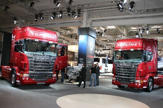 Mit 730 PS in der R-Serie (links) stellt Scania zudem den derzeit stärksten Serien-Lkw der Welt vor. (Archiv: Vogel Business Media)