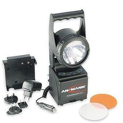 Ansmann Powerlight 5.1: Rettungsorganisationen, Wachdienste und auch die Industrie brauchen Werkzeuge, auf die sie sich verlassen können. Ein solches Profiwerkzeug ist der Arbeitsscheinwerfer Powerlight 5.1 von ANSMANN. Robust, sicher in der Bedienung und technisch optimal für diesen Einsatzzweck ausgestattet. Nicht umsonst wurde bereits bei Entwicklung eng mit Anwendern aus diesen Bereichen zusammengearbeitet. Das stoßfeste und wassergeschützte Gehäuse (Schutzart IP65) ist auch mit dicken Handschuhen sicher zu bedienen. Der niedrige Schwerpunkt sorgt für sicheren Stand, auch im Gelände. Der große Reflektor bietet Platz für zwei verschiedene Lichtsysteme: Die 5 W-Xenonlampe bietet größtmögliche Helligkeit und Leuchtweite (ca. 800 m, Brenndauer ca. 5 Std.), während die unverwüstliche 1 W Luxeon®-LED für längstmögliche Betriebsdauer (20 Std. bei Dauerlicht, über 50 Std. bei Blinklicht) sorgt. Die Leuchtweite mit LED beträgt ca. 200 m. Der wartungsfreie Bleigel-Akku (6 V / 4,5 Ah) wird über die mitgelieferten, microcontrollergesteuerten Ladegeräte vom Netz (mit Netzadaptern, weltweit einsetzbar) oder im Fahrzeug (12 V oder 24 V geladen). Die Ladezeit von max. ca. 4,5 Std. ist dabei wesentlich kürzer als die Betriebsdauer. Übersichtliche LEDs auf dem Gehäuse informieren über die Restkapazität (in 25% Schritten) und den Ladestatus („Laden“ oder „Vollgeladen“). Selbstverständlich ist die Bedienung sehr einfach und logisch: Mit nur einem großen Druckschalter auf der Gehäuserückseite werden die Funktionen Xenonlicht, LED-Licht, LED-Blinklicht und Aus durchgeschalten. Für größtmögliche Sicherheit schaltet die Powerlight 5.1 bei zu geringer Akkuspannung automatisch auf LED-Beleuchtung um. Somit verbleibt dem Anwender genügend Zeit, sich im Ernstfall „mit Licht“ in Sicherheit zu bringen. Die Netz-Ausfallelektronik ermöglicht es, diesen Arbeitsscheinwerfer als Notbeleuchtung in Gebäuden einzusetzen; bei Stromausfall schaltet sich sofort das LED-Licht an! Das Set wird komplett m (Bild: Ansmann/IFA)