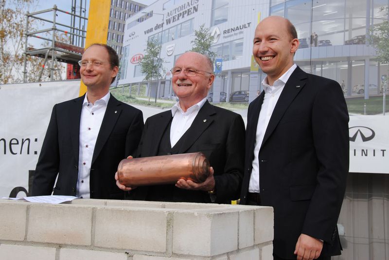 Bauherren-Tradition: Die Zeitkapsel versenken (v. li.) Jan von der Weppen, Klaus von der Weppen und Carlo Hartung. (Baeuchle / »kfz-betrieb«)