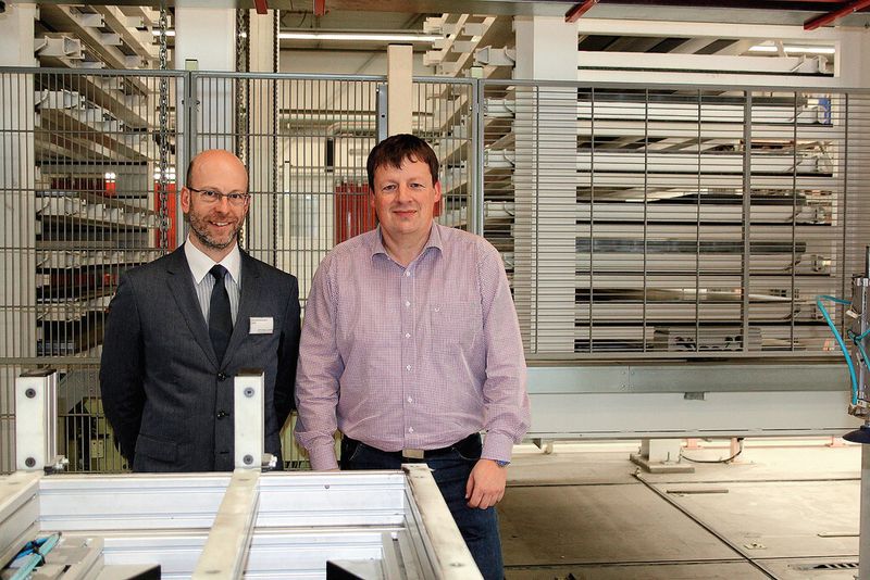 Roland Schnurr (r.), Leiter Fertigung bei der Striebel & John GmbH & Co. KG, und Martin Stöckle, Vertriebsleiter Team I bei der Kasto Maschinenbau GmbH & Co. KG. (Bkild: Kasto)