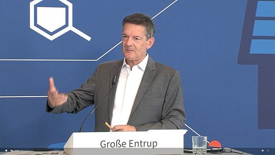 VCI-Hauptgeschäftsführer Dr. Wolfgang Große Entrup forderte auf der Pressekonferenz zur Halbjahresbilanz beim Netzausbau „mehr Golf und weniger S-Klasse“. Damit bringt die Frage, ob der Netzausbau nicht auch mit weniger teuren Freileitung erfolgen sollte, wieder ins Spiel.(Bild:  VCI)
