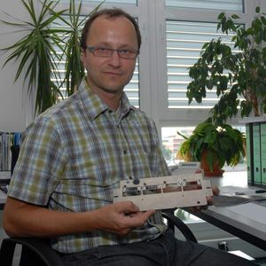 Herausforderung für das RFID-System: Projektingenieur Markus Müller musste den Datenträger direkt im gehärteten Metall des Werkstückträgers unterbringen.