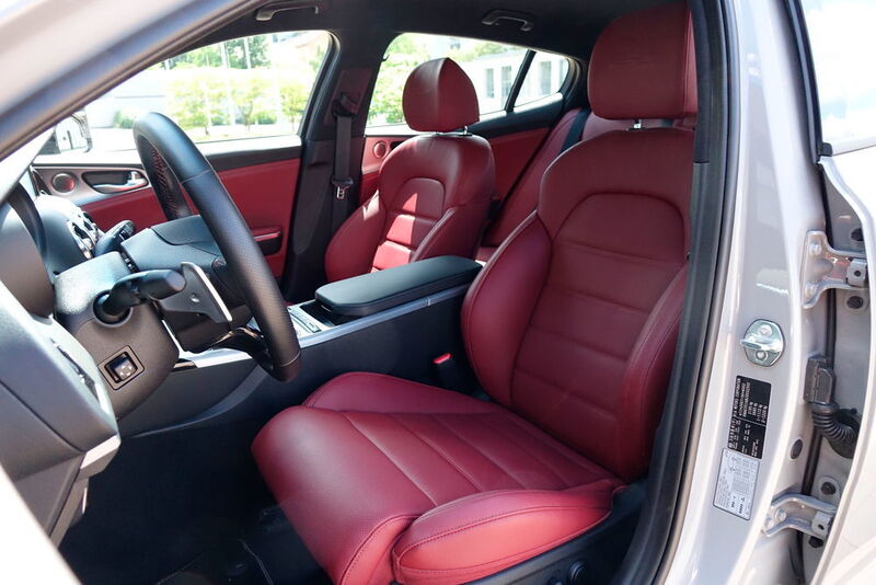 Insgesamt wirkt die Verarbeitung im Innenraum sehr solide, die Oberflächen in unserem Testwagen speziell das rote Leder der Türverkleidungen sowie der Sitze fühlen sich gut an.  (Jens Scheiner)