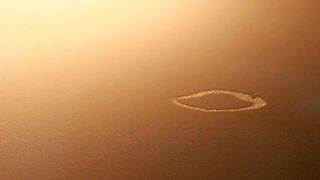 Blick in den Bauraum einer SLS-Anlage: der Laser hat bereist einen Teil der definierten Flächen gesintert. (Bild: Materialise)