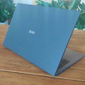 Das Gehäuse des Gram 16 besteht aus leichtem Magnesium. Das 16-Zoll-Notebook bringt nur 1,5 Kilogramm auf die Waage.(Bild:  Vogel IT-Medien)