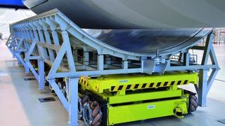 Bild 1: Das Fahrzeug mit seinen omnidirektional fahrenden Rädern kann sehr große Lasten bis 45 t bewegen. (Bild: Kuka Roboter)