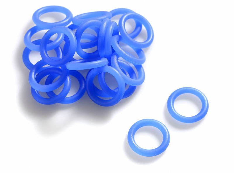 Spritzgegossene O-Ringe aus Flüssigsilikon (LSR) mit  0,12 g Teilegewicht, 8,5 mm Innendurchmesser und 2 mm Schnurdicke. Bild: Arburg (Archiv: Vogel Business Media)