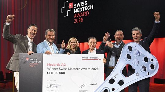 Die Basler Medartis AG hat den Swiss Medtech Award 2026 gewonnen. Von links nach rechts: Adrian Hunn, Swiss Medtech; Gery Colombo, Jurypräsident; Susanne Müller, Medartis AG; Adrian Spiegel Medartis AG; Marc Ammann, Medartis AG; Fabian Hildbrand, Medartis AG(Bild:  Swiss Medtech)