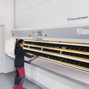 Die im Rotamat-Lagerlift befindlichen Artikel sind zuverlässig vor Licht, Schmutz und unbefugtem Zugriff geschützt und werden sicher zum Mitarbeiter gefördert.