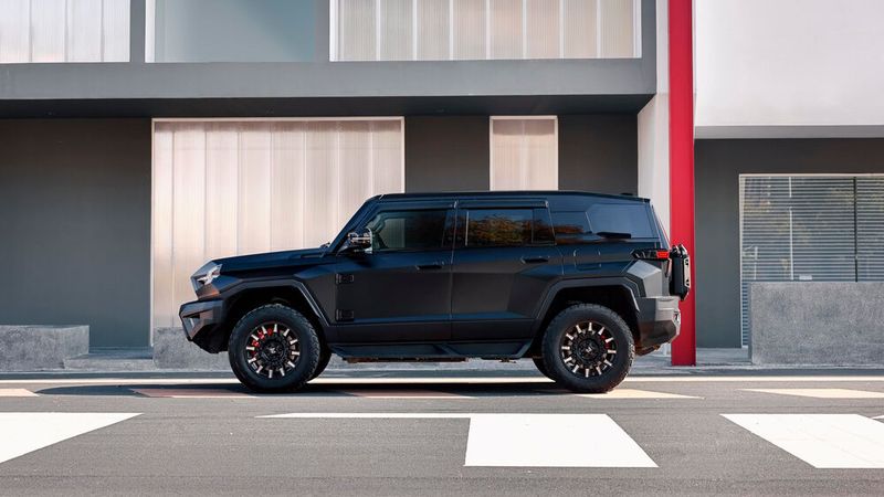 Zusammen mit der matten Lackierung und der massiven Stoßfänger wirkt der Mhero 1 wie eine weiterer Roboter Action-Saga Transformers. (Bild: Dongfeng)