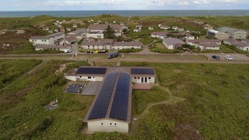 Die Akademie am Meer auf Sylt hat seit Juli 2025 eine Photovoltaikanlage. (Bild:  Fleck GmbH)