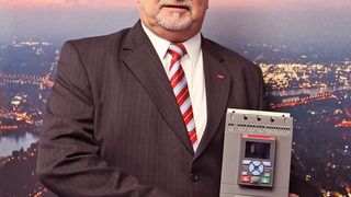 Hans-Dieter Meissner von ABB zeigt die kleinste Ausführung der Softstarter-Baureihe PSTX, die  kompletten Motorschutz bietet und auch bei Last- und Netzunregelmäßigkeiten zuverlässig arbeitet. (Bild: Reinhold Schäfer)