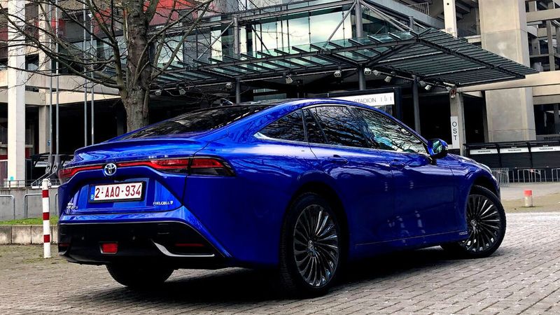 Das Brennstoffzellen-Paket vorne und der Elektromotor an der Hinterachse sorgen für eine ausgewogene Gewichtsverteilung der Limousine. (Solveig Grewe / mid)