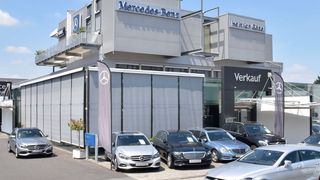 Die architektonische Gestaltung von Mercedes Göbel in Neu-Isenburg überzeugt schon von außen. (Rosenow / »kfz-betrieb«)