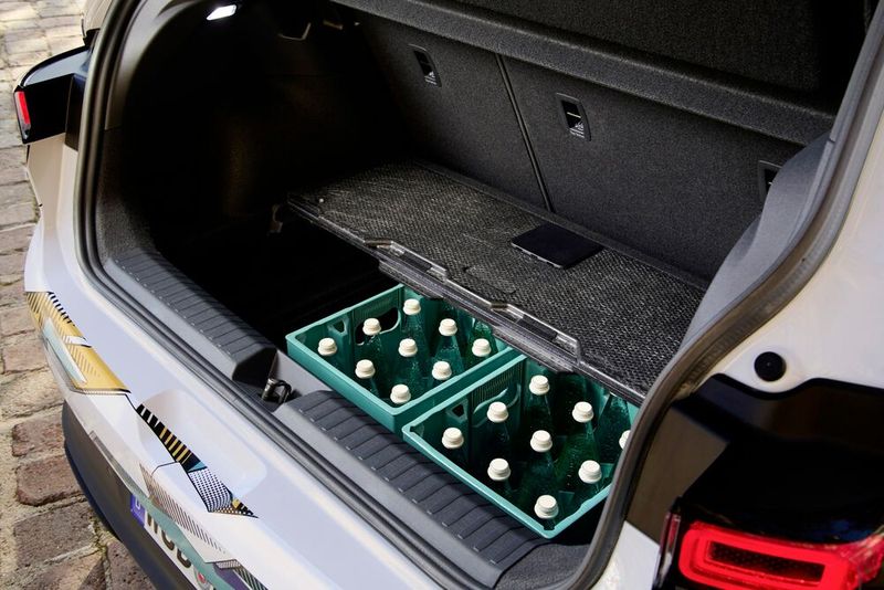 Der Kofferraum des ID Polo ist ein tiefer Schacht, in den sich einiges einladen lässt. (Bild: VW)