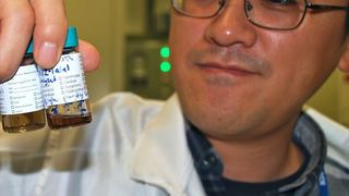 IBM-Wissenschaftler Hongsik Park mit Kohlenstoff-Nanoröhrchen in verschiedenen Lösungen. (Foto: IBM Research)