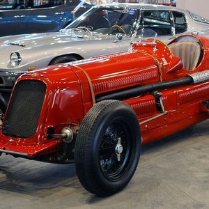 Von Rundstrecken-Rennwagen zu Streetracern: Maserati 6C34, von 1934 mit Maserati Mistral aus den 1960ern und Maserati Quattroporte. (Bild:  Maserati)