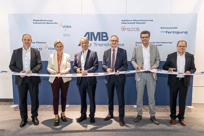 Dr. Nicole Hoffmeister-Kraut, Ministerin für Wirtschaft, Arbeit und Tourismus des Landes Baden-Württemberg (2.v.l.) mit Markus Heseding (VDMA, links), Roland Bleinroth (Messe Stuttgart, 3.v.l.), Dr. Wilfried Schäfer (VDW, 3.v.r.), Stefan Lohnert (Messe Stuttgart, 2.v.r.) und Prof. Claus Oetter (VDMA, rechts) eröffneten die AMB. (Bild: Landesmesse Stuttgart)