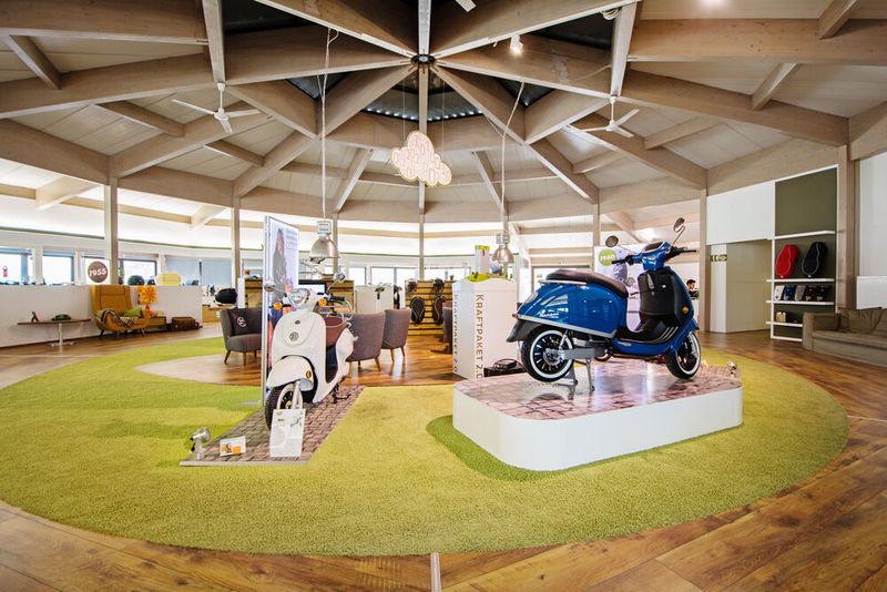 Moderne Kombination aus Büro und Showroom: der Hauptsitz von Kumpan Electric in Remagen. (Nadine Scholz)
