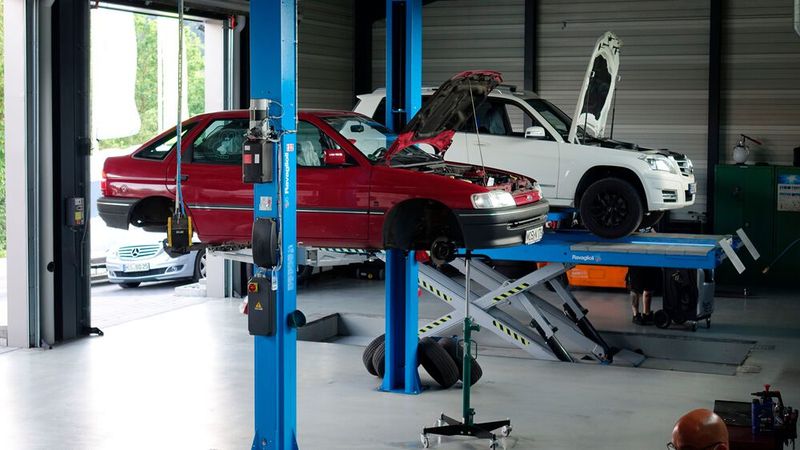 Während der Neuwagenverkauf schwächelt, bleiben die Auslastung und die Umsatzerwartungen im Werkstattgeschäft weiter hoch. Während der Neuwagenverkauf schwächelt, bleiben die Auslastung und die Umsatzerwartungen im Werkstattgeschäft weiter hoch.