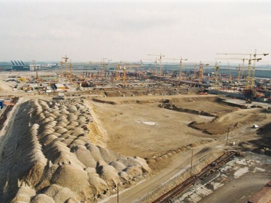 Der Flughafen Riem existiert nicht mehr. Die Vorarbeiten zum Neubau der Messe beginnen. Zwei Millionen Kubikmeter Erdmassen werden bewegt. (Bild: Messe München)