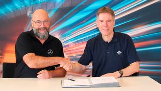 Neue Partner: Andreas Jörg (links), Director Service & Parts Business und Warranty & Goodwill Mercedes-Benz Cars, und Stefan Knapp, Geschäftsführer Fuchs Lubricants Germany (Bild: Fuchs)
