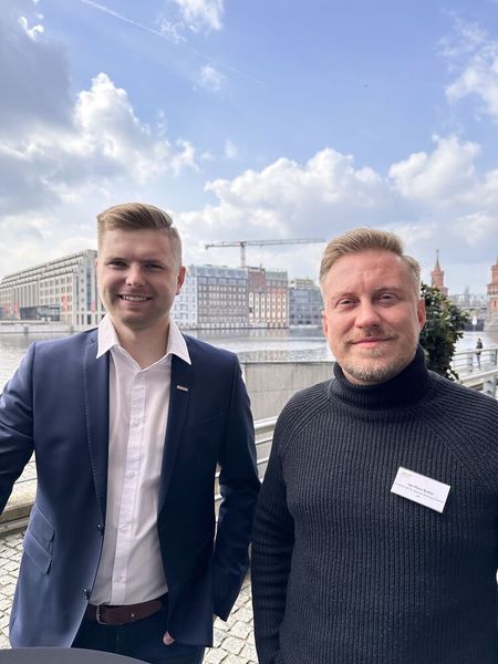 Lukas Goller (Systeam) und Jan Marc Buhtz (r., Gesellschaft für digitale Bildung) (Bild: Vogel IT-Medien GmbH)
