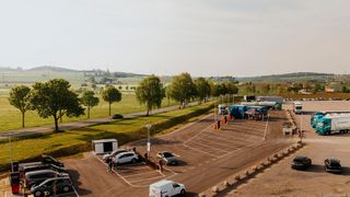 Acht Schnellladepunkte sind so angeordnet, dass Lkw zum Laden nicht rückwärts rangieren oder den Auflieger absatteln müssen – eine große Erleichterung für Trucker. (Bild: 138 Media)