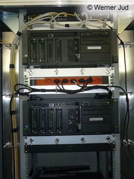 Die Siemens-Lösung für die zuverlässige Bahnstromversorgung basiert auf dem Layer 3-Switch Ruggedcom RX1500, einem Multiprotokoll-Netzknoten zur Verbindung von Ethernet-Funktionen und LAN-Konnektivität. (Werner Jud)